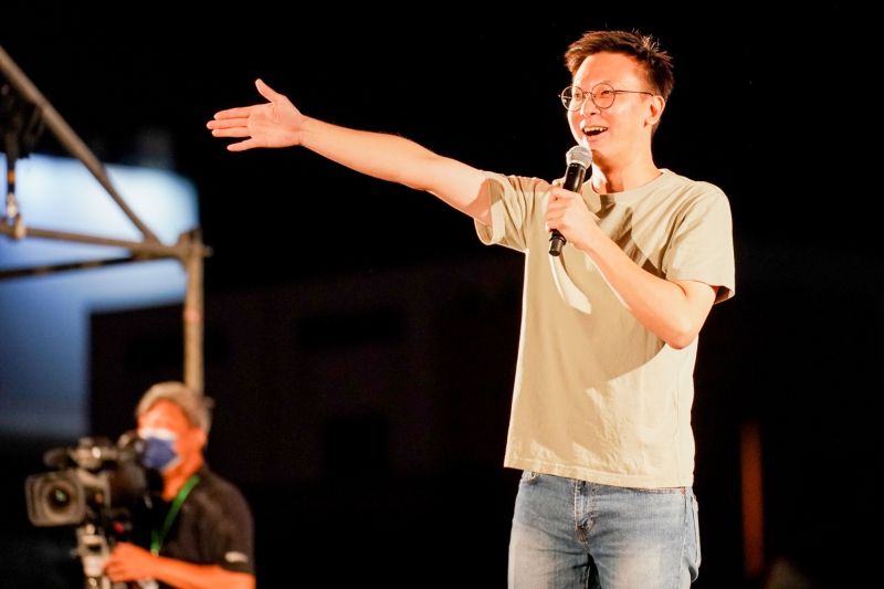 ▲民進黨副祕書長林飛帆宣傳18歲公民權，呼籲大家一同守護民主。（圖／蔡其昌競總提供，2022.10.08）