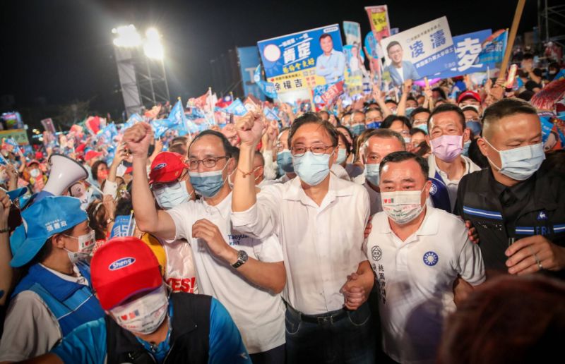 ▲張善政大進場被民眾簇擁。（圖／張善政競選辦公室提供）