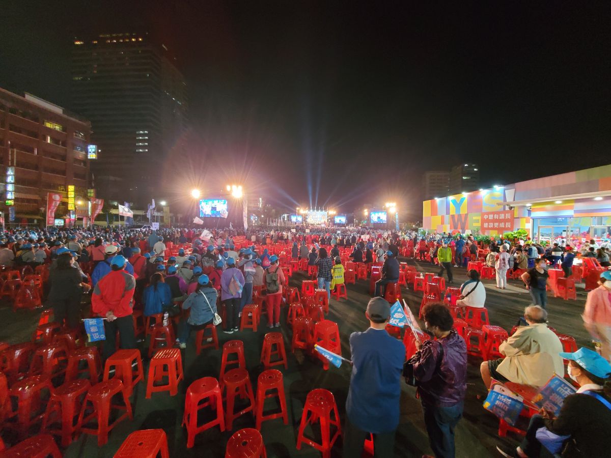 ▲張善政今日造勢，惟現場雖驚見遊覽車動員，椅子仍未坐滿。（圖／讀者提供）