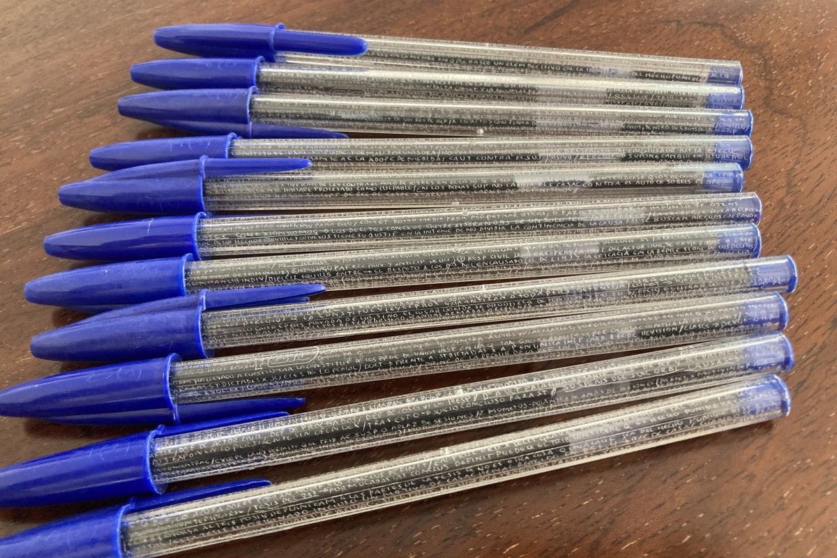 ▲作弊藝術家！西班牙法律系學生原子筆上刻整部刑事訴訟法。（圖／Twitter：procesaleando）