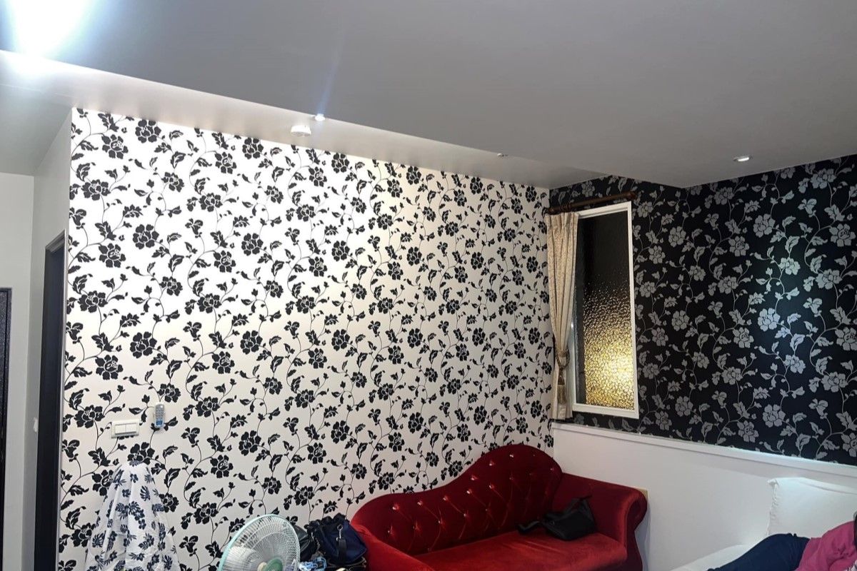 ▲傻住！爸一進民宿「撞牆」不見了，萬人拿放大鏡尋找。（圖／臉書社團《爆怨公社》）