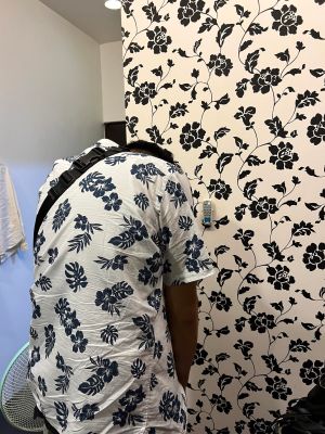 一進民宿房間,赫然發現牆上的壁紙花紋竟與老公身上的衣服別無二致。(圖/臉書社團《爆怨公社》) ▲一進民宿房間,赫然發現牆上的壁紙花紋竟與老公身上的衣服別無二致。(圖/臉書社團《爆怨公社》)