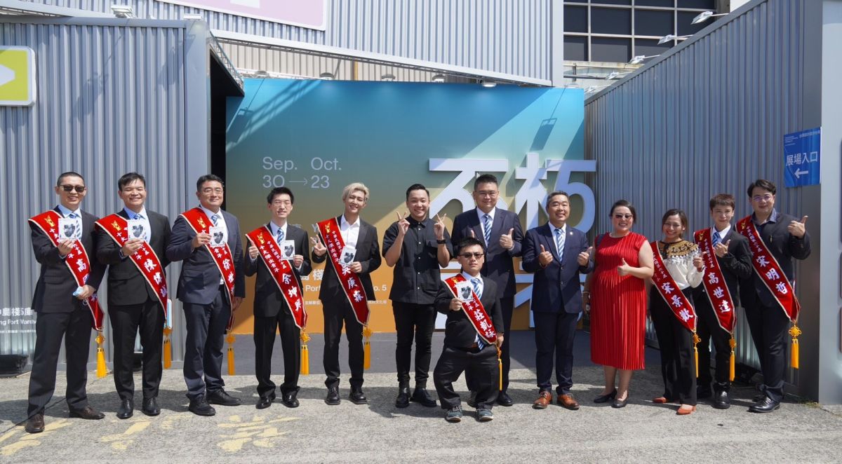 ▲第60屆十大傑出青年當選人前往高市青年局位於設計中島的青春雙展區。(圖／高市府青年局提供)