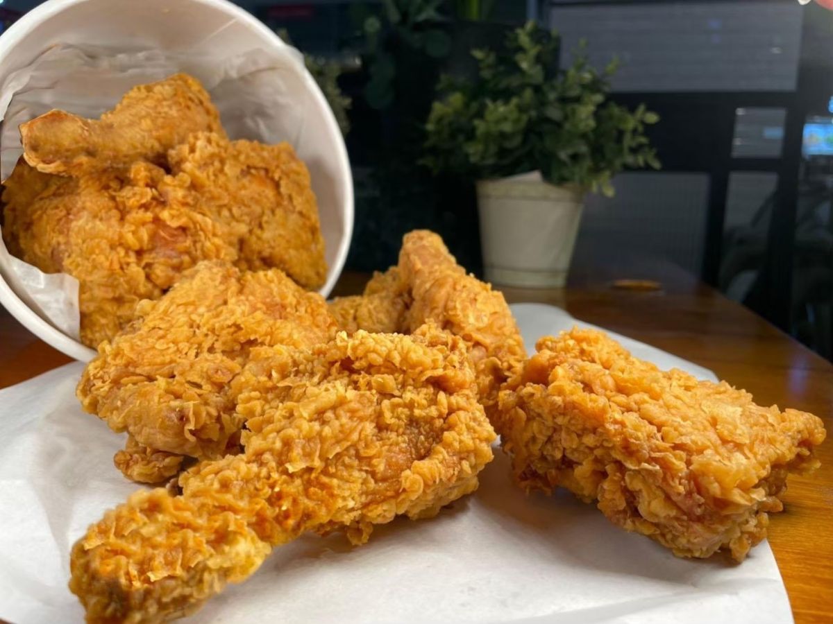 ▲炸雞控必吃「8大速食優惠」！雙十國慶連假開吃拿坡里超狂「買1送10」、麥當勞「8款買1送1」、肯德基3大明星套餐下殺6折起「加1元多1件」炸雞或4塊上校雞塊、繼光香香雞「蒜脆杏鮑菇買1送1」等超多划算好康。（圖／香繼光提供）