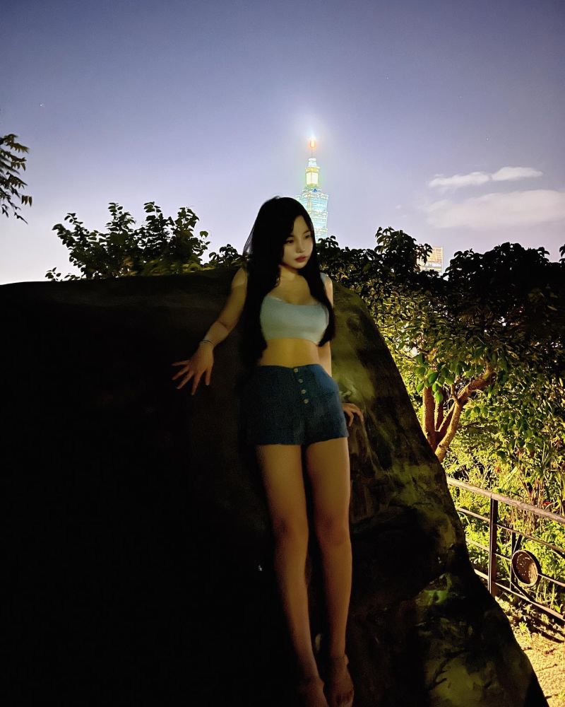 ▲▼綠肥兒在象山觀景台留下倩影。（圖／翻攝自綠肥兒IG）