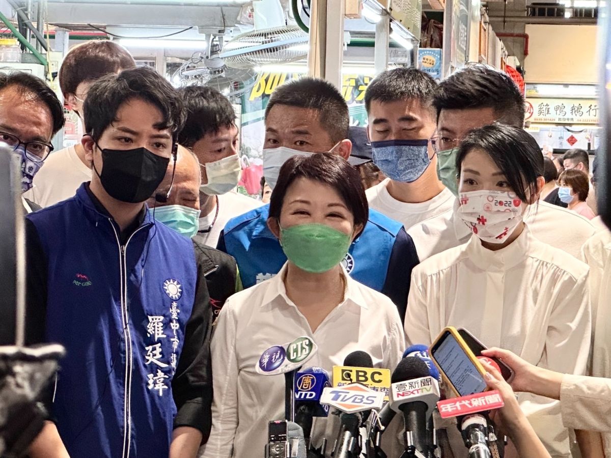 ▲盧秀燕陪民眾黨新竹市長候選人高虹安逛台中建國市場，外界解讀為台中市長選舉一役積極藍白合。（圖／台中市議員羅廷瑋提供，2022.10.09）