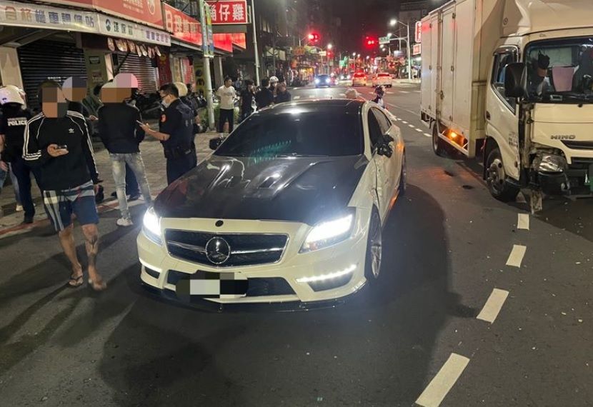 ▲新北蘆洲發生車禍，賓士與貨車擦撞，雙方爆發肢體衝突，賓士男友人竟揮拳爆打司機，還找來多人助陣，警方立即出動快打部隊壓制。（圖／翻攝畫面）
