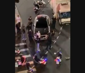 ▲新北蘆洲發生車禍，賓士與貨車擦撞，雙方爆發肢體衝突，賓士男友人竟揮拳爆打司機，還找來多人助陣，警方立即出動快打部隊壓制。（圖／爆料公社）