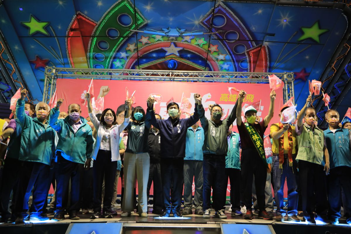 ▲陳其邁三民西後援會成立，現場桃紅旗海飄揚、凍蒜聲不斷，他呼籲鄉親力挺民進黨三民區四位議員參選人，票開四季紅。（圖／陳其邁再拚四年競選辦公室提供）