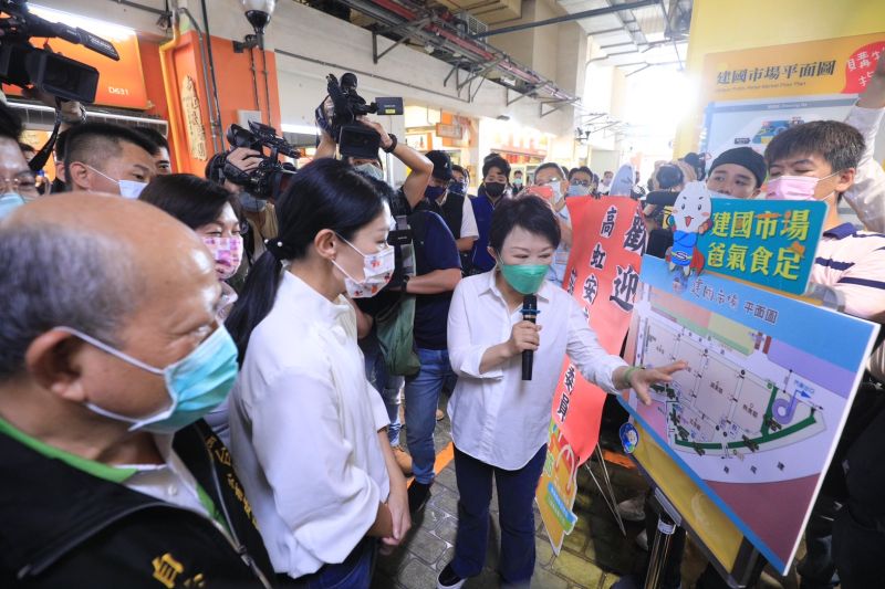 ▲盧秀燕親自主持簡報，介紹建國市場的發展及遷建過程。（圖／台中市政府提供，2022.10.09）