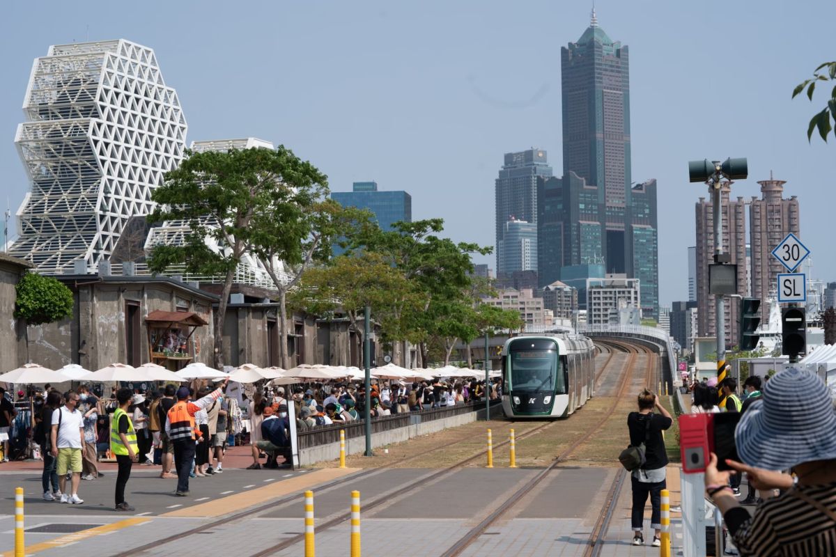 ▲「2022台灣設計展」正在高雄盛大展開，歡迎市民朋友搭乘捷運或輕軌前進「設計中島」。（圖／高市府捷運局提供）
