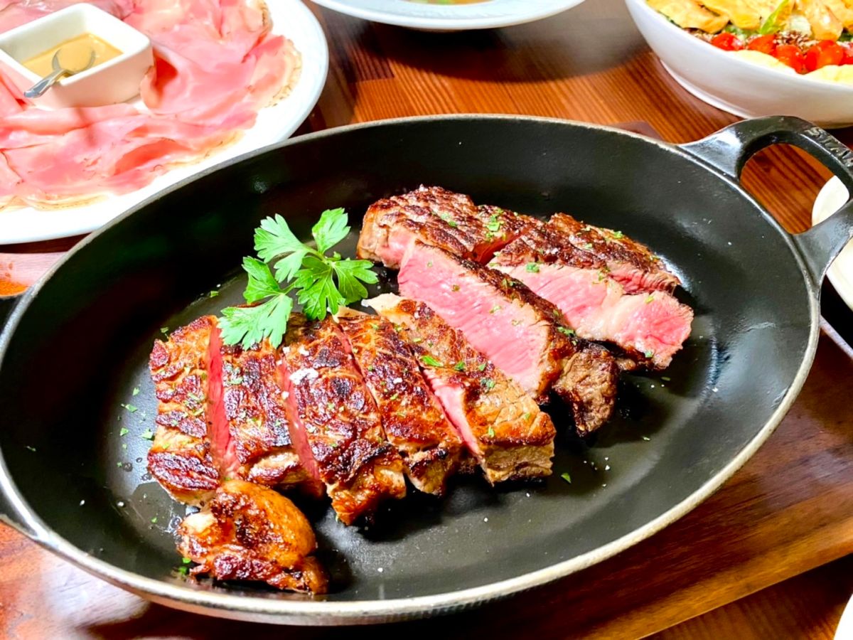 ▲「牛排教父」鄧有癸執掌教父牛排蟬聯5年《米其林指南》一星肯定。看準新北林口A9精華住宅區消費潛力，開設全新品牌「AMBER HILL」。 （圖／記者蕭涵云攝）