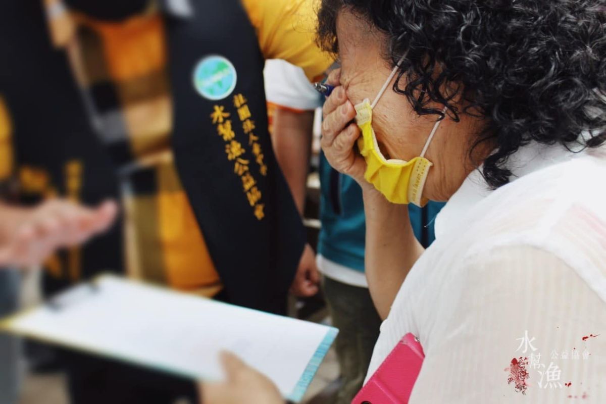 ▲妻子因中風昏迷，林翁仍不離不棄，每天都會騎車到養護中心看老婆，沒想到林翁日前出車禍意外身亡，其他家屬無力替老翁安葬，台中市水幫漁公益協會接獲消息，由會員籌措善款完成老翁後事，讓家屬十分感激。（圖／翻攝台中水幫漁公益協會FB）