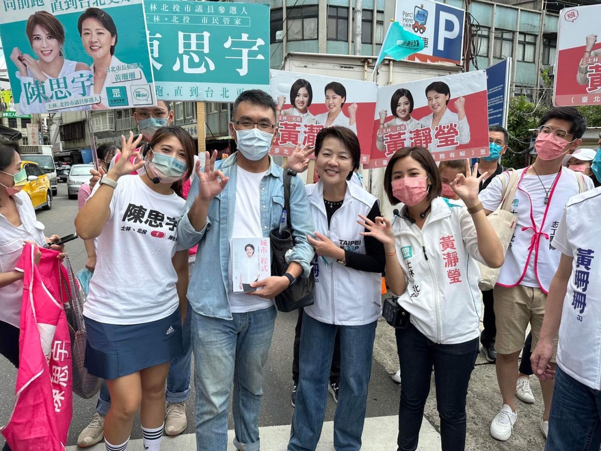 ▲無黨籍台北市長參選人黃珊珊(右二)與民眾黨市議員參選人前往社子市場掃街。(圖／黃珊珊競選辦公室提供)
