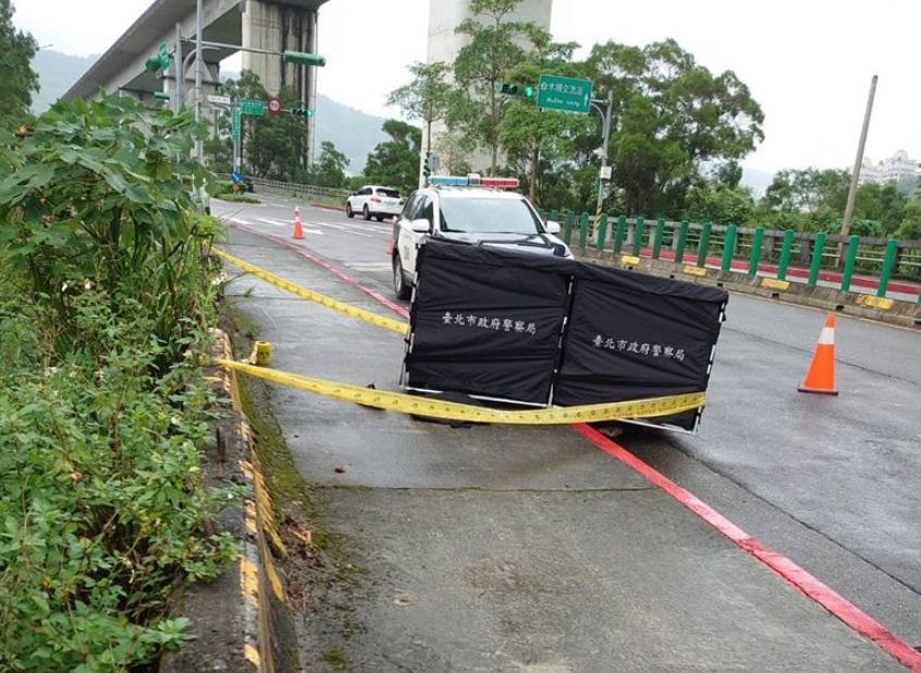 ▲北市文山區木柵路五段，今天發生一名中年男子從高速公路上墜落死亡。（圖／翻攝畫面）