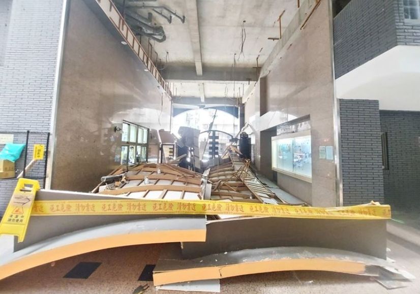 ▲新北市新店區安民街某處社區大樓，今（9）日凌晨3點多突然發生輕鋼架天花板崩落意外，直接「掩埋」中庭進出路線。（圖／翻攝畫面）