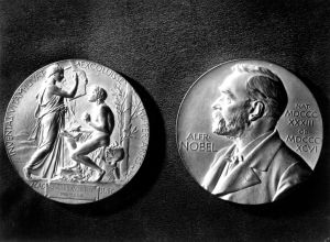 ▲這枚諾貝爾文學獎獎章，正面刻有諾貝爾的頭像，背面（左）則代表一個坐在月桂樹下獲得謬思女神青睞而寫作的年輕人。（圖／美聯社）