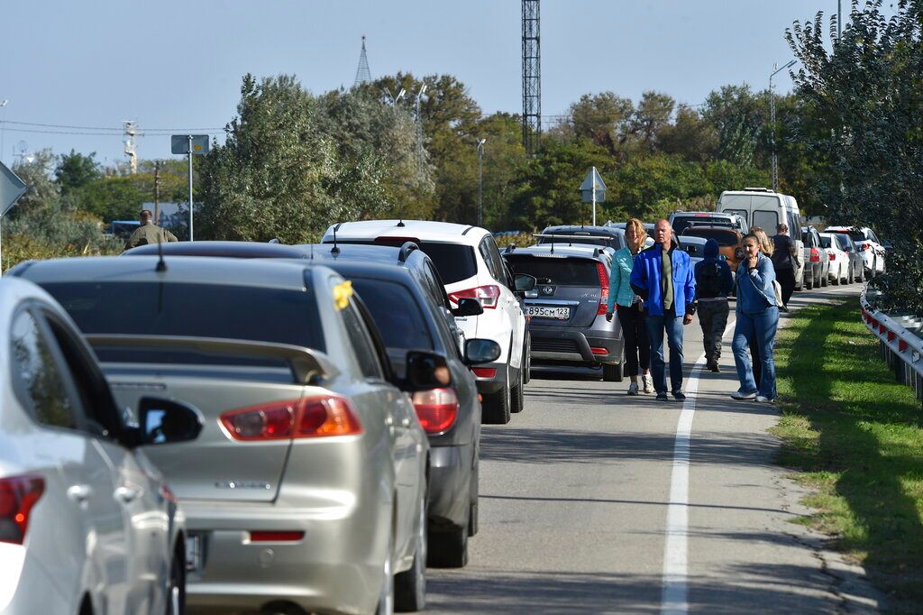 ▲克里米亞大橋8日發生爆炸後，克里米亞半島居民擔憂民生物資短缺而開始搶購，甚至出現出逃車潮。（圖／美聯社／達志影像）