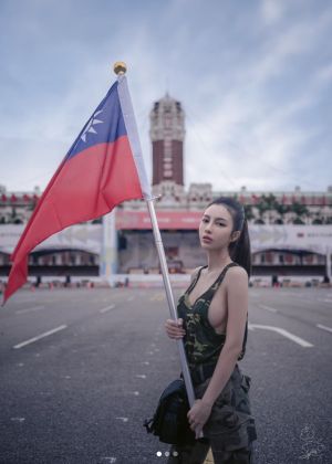 ▲辣模CC（西西）「沒穿內衣」在總統府前拿著國旗拍照。（圖／翻攝自IG＠ccluv610）