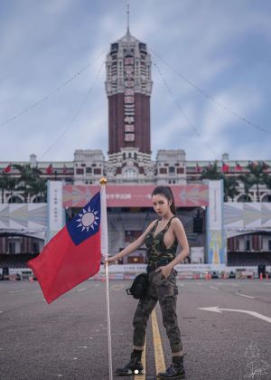 ▲辣模CC（西西）「沒穿內衣」在總統府前拿著國旗拍照。（圖／翻攝自IG＠ccluv610）