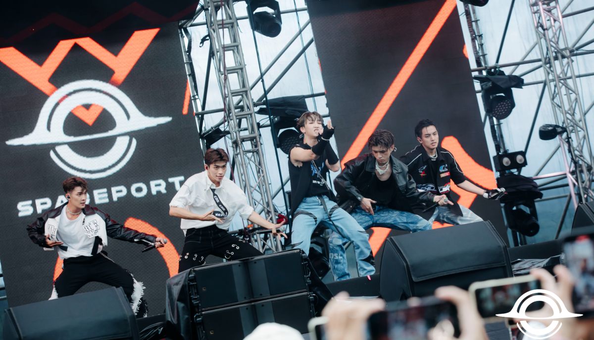 ▲《原子少年》天王星登台演出，左起為高胥崴、蔡承祐、小孩、吳昱廷和高有翔。（圖／太空港音樂藝術音樂節提供）