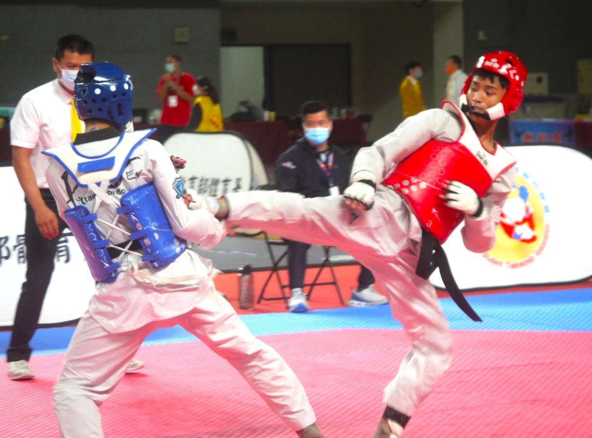 ▲「黑鬼」柯翔瀚(右)金牌戰完成復仇奪金。大會提供