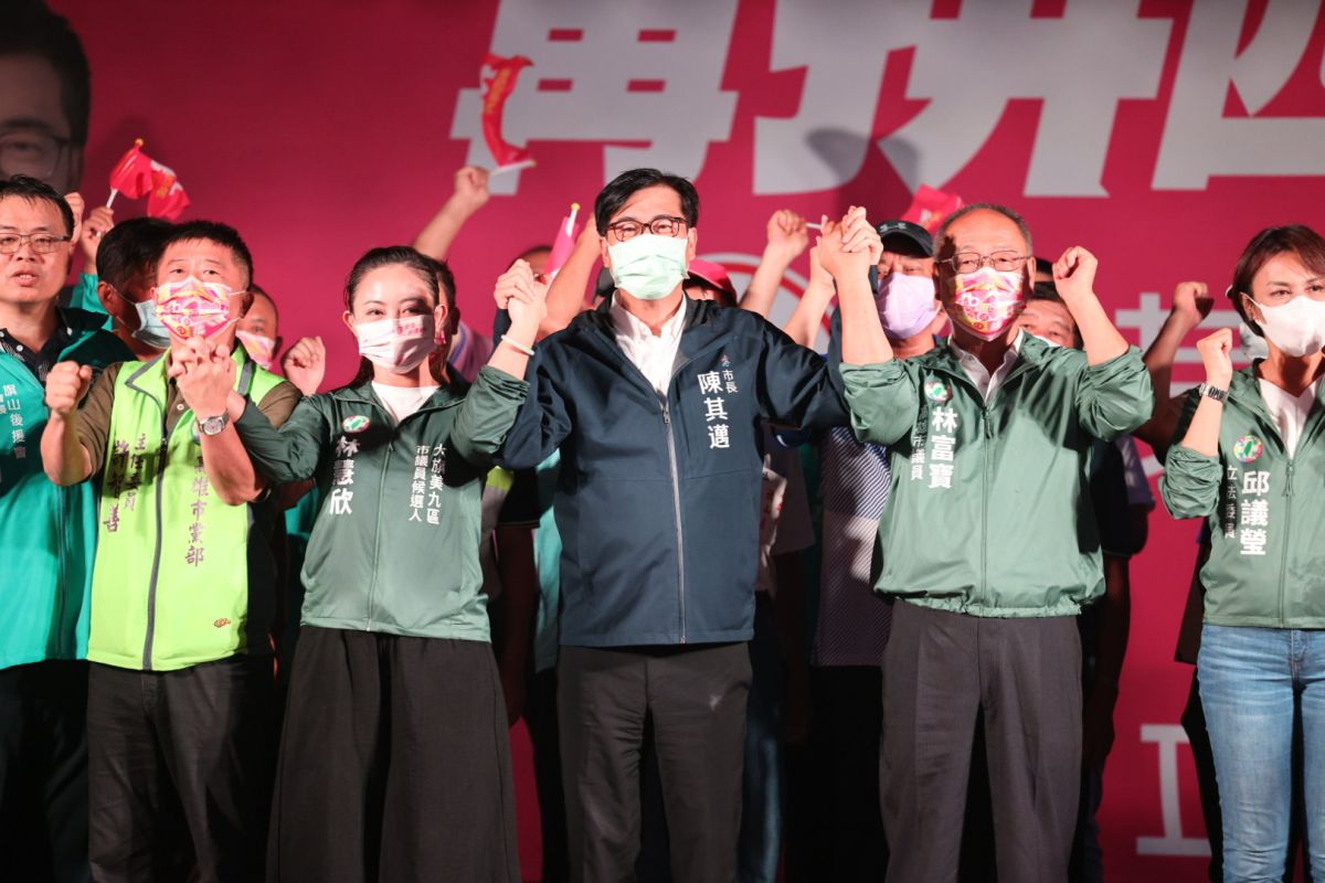 ▲晚間旗山區的後援會，天上雖然下著大雨，但仍湧入超過3000名的鄉親，且「攏嘸離開」也讓人見識到陳其邁在大旗美地區的超人氣。（圖／陳其邁再拚四年競選辦公室提供）