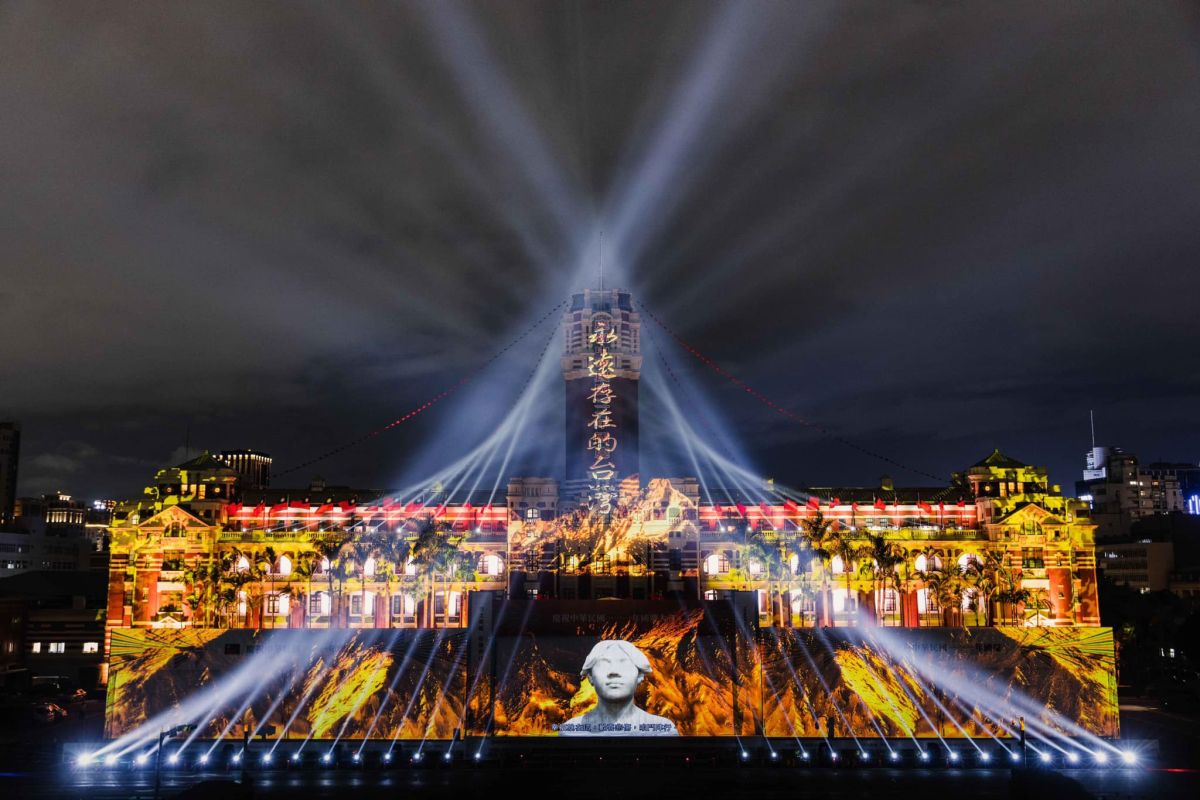 ▲ 慶籌會表示，因應總統府光雕展演，凱達格蘭大道（重慶南路到懷寧街間）從10月5日零時起，至10月11日6時止，實施全線車輛管制。（圖／翻攝蔡英文臉書）