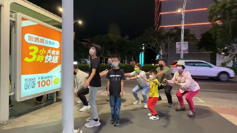 ▲蔣萬安提出「深蹲免費搭公車」政見引譁然，林延鳳帶兒子實測後表示，你能想像未來的公車站都是這個景象嗎？（圖／林延鳳辦公室提供）