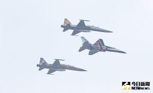 ▲111年國慶，勇鷹高教機與F-5戰機編隊衝場飛越總統府上空。（圖／記者葉政勳攝，2022.10.10）