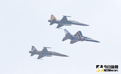 ▲111年國慶,勇鷹高教機與F-5戰機編隊衝場飛越總統府上空。(圖/記者葉政勳攝,2022.10.10) ▲111年國慶,勇鷹高教機與F-5戰機編隊衝場飛越總統府上空。(圖/記者葉政勳攝,2022.10.10)