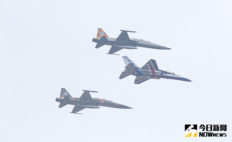 ▲111年國慶典禮，勇鷹高教機（中）與F-5戰機編隊衝場飛越總統府上空。（圖／記者葉政勳攝，2022.10.10）