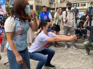 蔣萬安 ▲蔣萬安拋出「深蹲20下換免費搭乘公車」,立委莊瑞雄不以為意,狠酸「愛玩蘿蔔蹲回家玩」。(圖/記者翁子竣攝,2022.10.10)