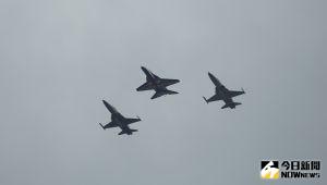 ▲111年國慶，勇鷹高教機與F-5戰機編隊衝場飛越總統府上空。（圖／記者呂炯昌攝，2022.10.10）