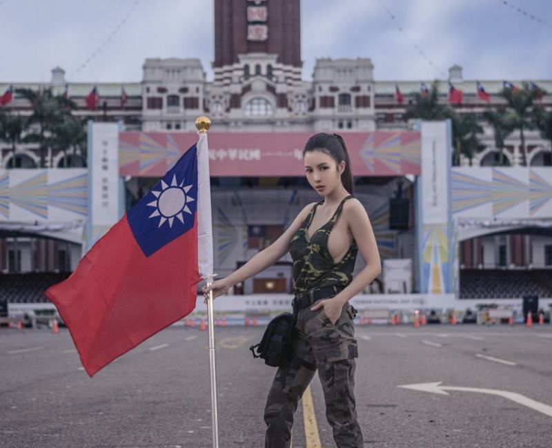 ▲JKF女郎CC（西西）為了慶祝國慶日，特別穿著迷彩服到總統府前「拿國旗」拍照，引起討論。（圖/西西 IG）
