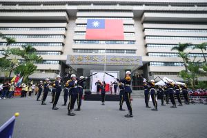 ▲高市府國慶升旗典禮在立志中學儀隊表演中，以及在四維國小合唱團及高雄市民管樂團悠揚的歌聲及樂聲中進行升旗典禮。（圖／高市府提供）