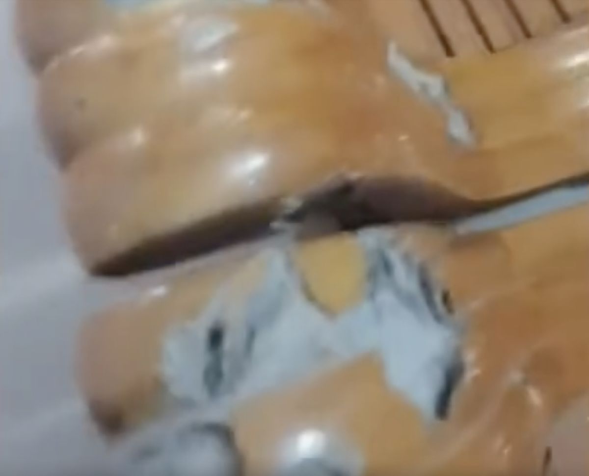 ▲女子花了超過台幣26000元買一組實木沙發，沒想到裡頭竟全是水泥（圖／翻攝自微博＠星視頻）