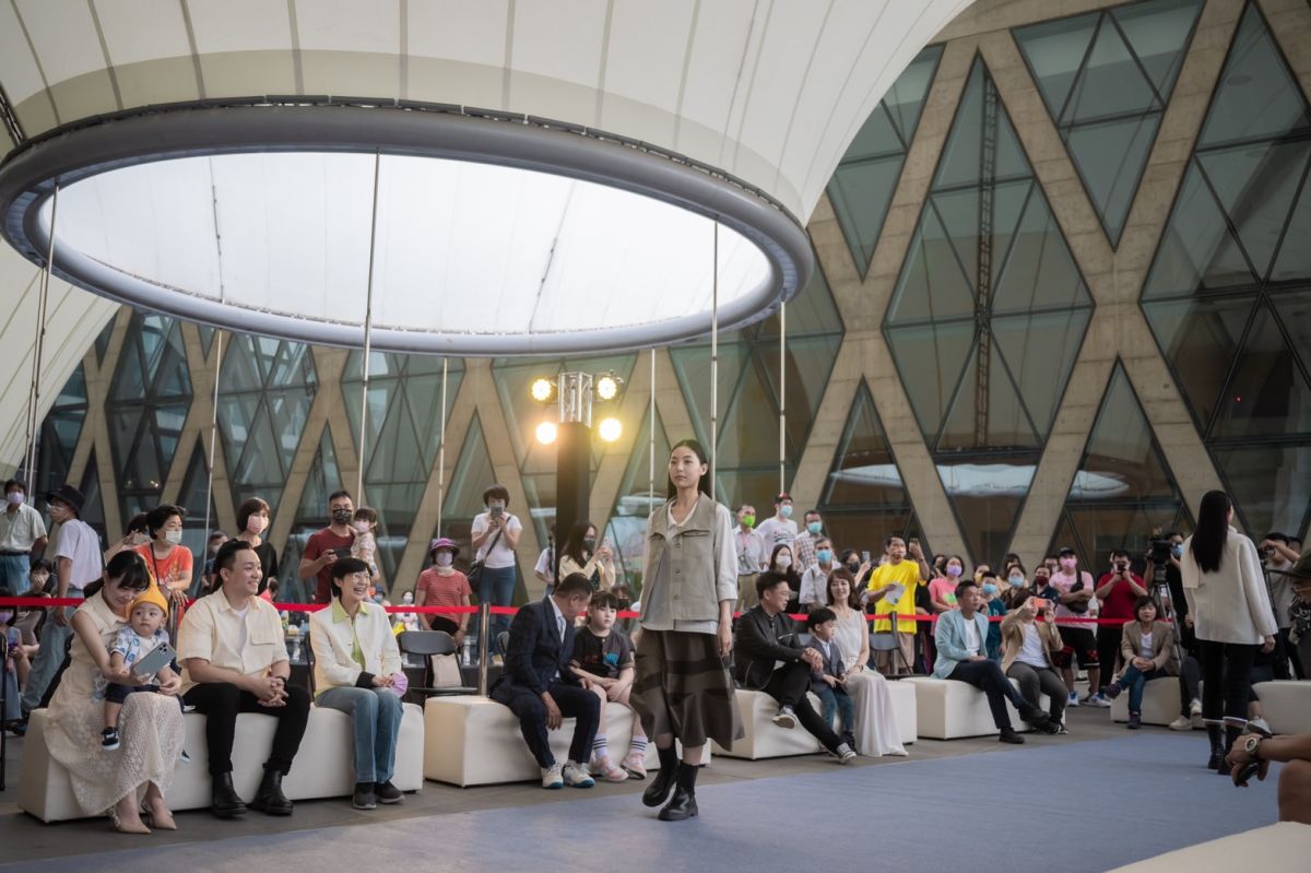 ▲青年局這次與漢神百貨跨界合作，由凱渥名模和親子穿著超過20套時尚品牌服飾走秀促進時尚產業活絡，持續推進南部優秀青年的設計能量。(圖／高市府青年局提供)