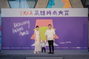 ▲為支持「高雄時尚大賞」積極培育時尚設計人才落地發展,青年局局長張以理更帶著全家福一起登台走秀。(圖/高市府青年局提供) ▲為支持「高雄時尚大賞」積極培育時尚設計人才落地發展,青年局局長張以理更帶著全家福一起登台走秀。(圖/高市府青年局提供)