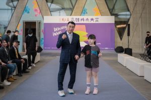▲資深議員張漢忠更在歷經時尚洗禮後,由「歐吉桑」變身「歐巴」,張以理表示,年近七旬議員都能透過時尚突破自我,還有什麼是時尚辦不到的。(圖/高市府青年局提供) ▲資深議員張漢忠更在歷經時尚洗禮後,由「歐吉桑」變身「歐巴」,張以理表示,年近七旬議員都能透過時尚突破自我,還有什麼是時尚辦不到的。(圖/高市府青年局提供)
