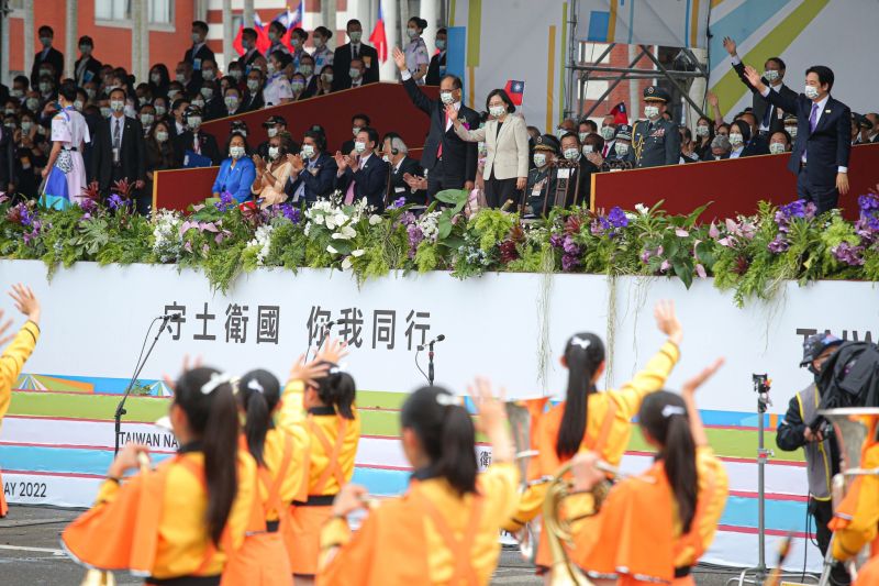 ▲ 「橘色惡魔」美名的日本京都橘高校吹奏部帶來精彩演出，總統蔡英文與立法院長游錫堃起身揮手致意。（圖／記者葉政勳攝，2022.10.10）