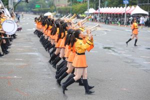 ▲ 日本京都橘高校吹奏部身著橘色制服，搭配整齊劃一的動作與氣勢滂薄的管樂表演超吸睛。（圖／記者葉政勳攝，2022.10.10）