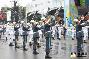 ▲111年國慶,總統府前三軍儀隊表演。(圖/記者葉政勳攝,2022.10.10) ▲111年國慶,總統府前三軍儀隊表演。(圖/記者葉政勳攝,2022.10.10)