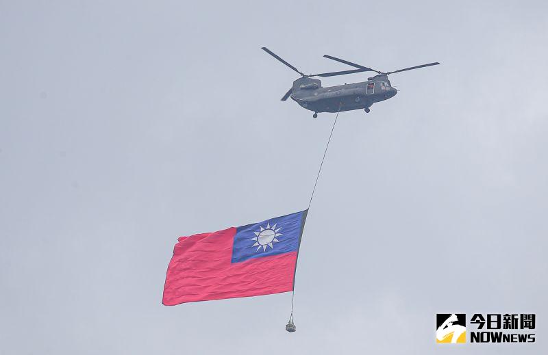 ▲雙十國慶，陸航CH-47SD運輸直升機，吊掛巨幅國旗1面，由2架UH-60M黑鷹直升機引導及跟隨下，通過總統府前廣場上空。（圖／記者呂炯昌攝，2022.10.10）