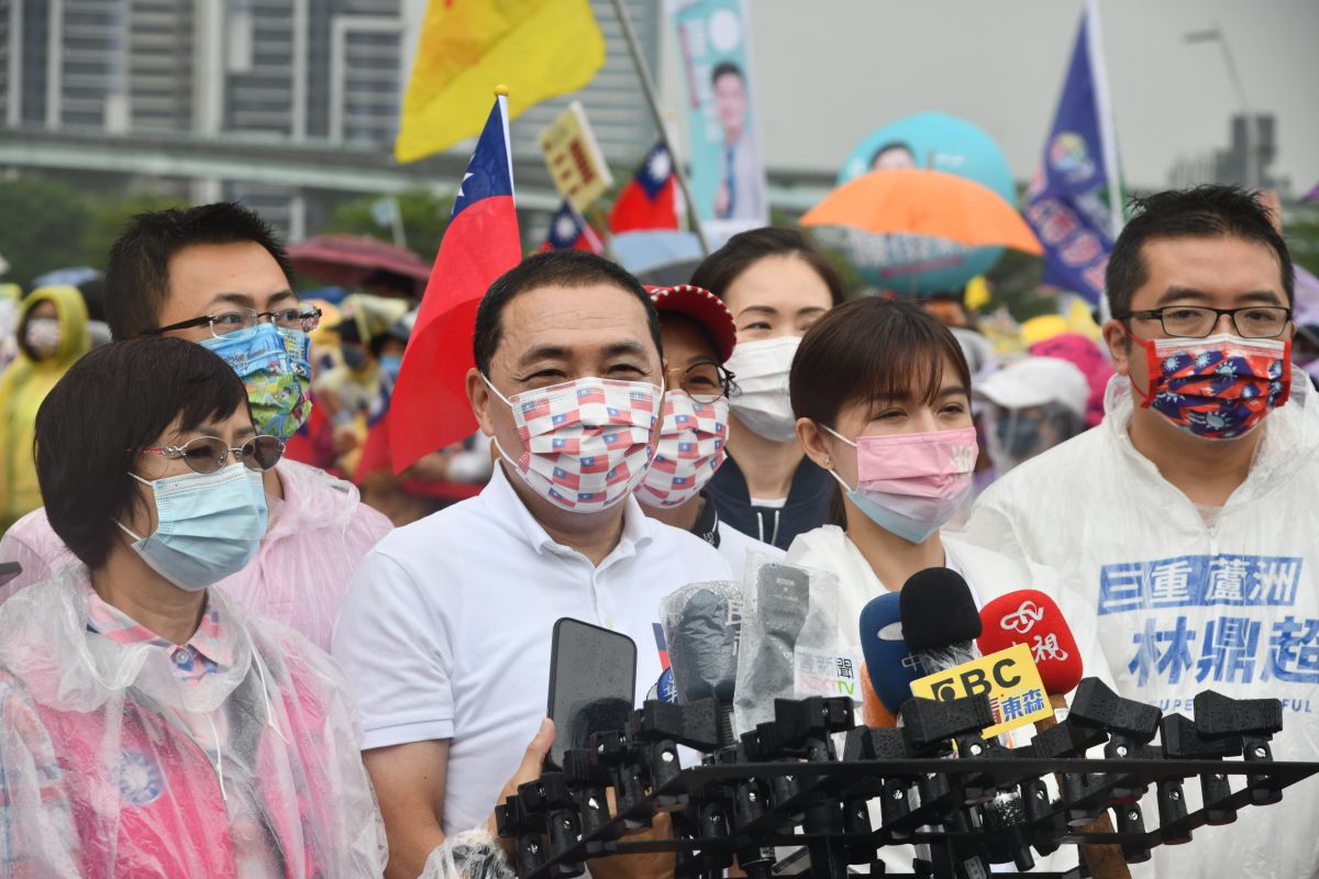 ▲侯友宜出席在三重大都會公園舉辦的雙十國慶升旗典禮暨健走活動，提到我們的國家只有一個，叫做「中華民國」，呼籲不分族群、不分黨派團結在一起。（圖 ／記者吳嘉億攝，2022.10.10）