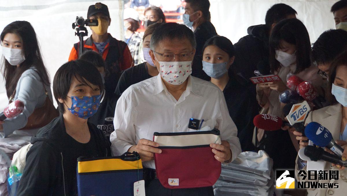 ▲台北市政府舉行國慶升旗典禮，台北市長柯文哲發放第8代嗡嗡包，也是他任內最後一代嗡嗡包。（圖／記者呂炯昌攝，2022.10.10）
