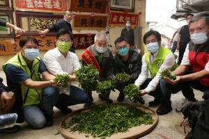 ▲林佳龍在吳琪銘、卓冠廷陪同下到三峽綠茶廠進行參訪，體驗製茶及暢談茶業未來發展過程。（圖 ／記者吳嘉億攝，2022.10.10）
