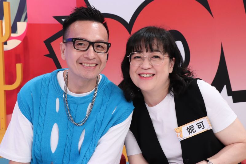 ▲小鐘(左)談感情觀,右為妮可。(圖/中天提供)