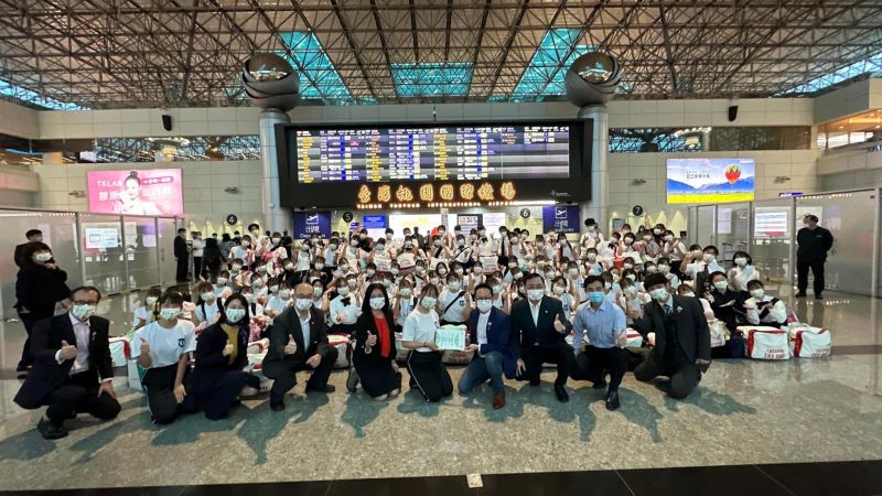 ▲京都橘高校學生在國慶表演結束後，集體在下午返回日本，因明天是他們的期末考。（圖/日本台灣交流協會粉專）