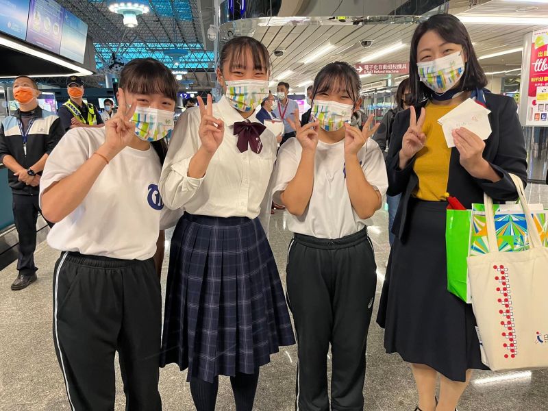 ▲京都橘高校的學生這次來不只表演，為了期末考，沒有表演期間仍然在飯店讀書！（圖/日本台灣交流協會粉專）